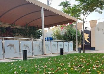 شاليه بمسطح اخضر ومسبح 