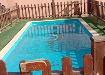 كوخ بمسطح اخضر وجلسة خارجية 