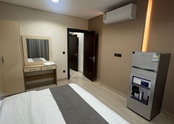 استديو بأثاث مريح وبسيط 