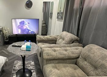 استديو بسرير ماستر وجلسة جانبية