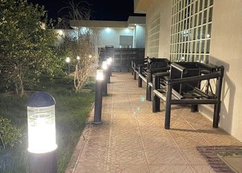 استراحة بملعب كرة طائرة ومسبح