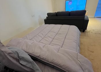 شاليه بجلسة خارجية ومسطح اخضر