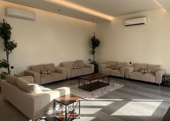 شاليه بمسطح اخضر ومسبح 