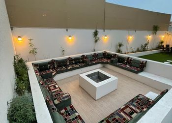 شاليه بمسطح اخضر وجلسة خارجية