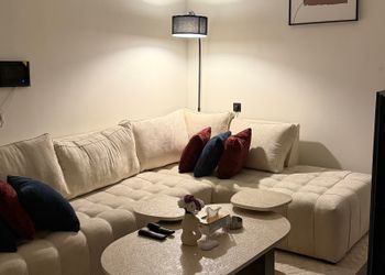 شقة بغرفة معيشة وغرفتين نوم 