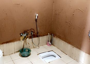 مزرعة بمسطحات خضراء وجلسة خارجية
