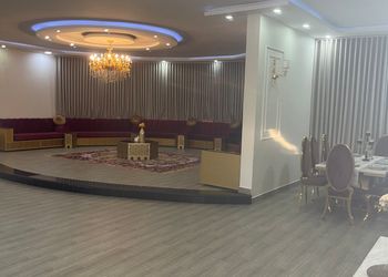 شاليه بجلسة خارجية ومسطح اخضر