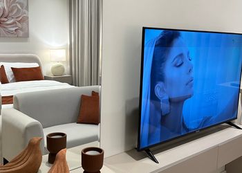 استديو بأثاث مريح وبسيط 