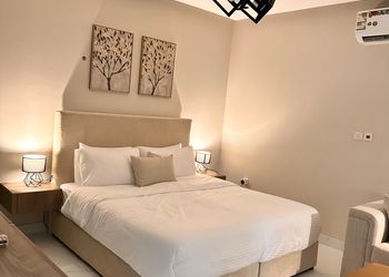 استديو بسرير ماستر وجلسة جانبية 