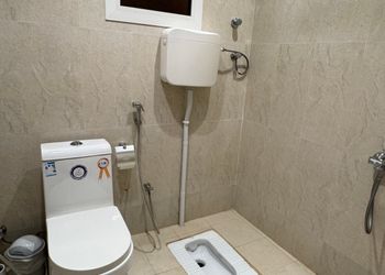 فيلا بجلسة مطلة على مسبح داخلي