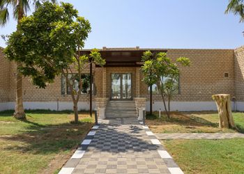 استراحة بمسطح اخضر وجلسه خارجيه