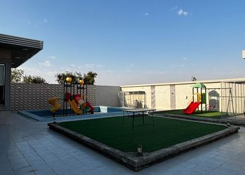شاليه بجلسة خارجية وألعاب أطفال