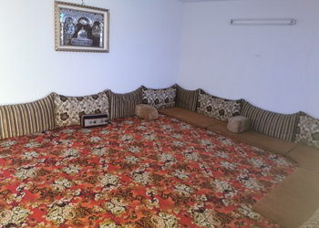 استراحة بمجلس وفناء خارجي 