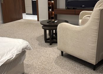 استديو بسرير ماستر وأثاث مريح 