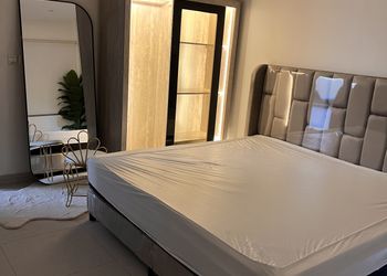 شاليه بجلسة تطل على مسبح خارجي 