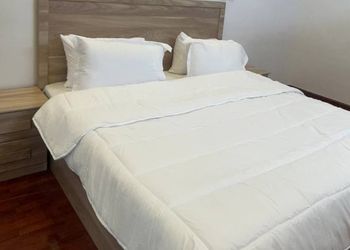 شقة بغرفتين نوم وجلسة خارجية 