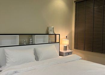 استديو بأثاث مريح وبسيط 