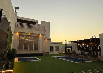 شاليه بجلسة تطل على مسبح خارجي 