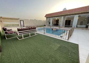 شاليه بجلسة خارجية ومسبح 