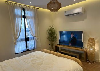 استديو بأثاث مريح وبسيط 