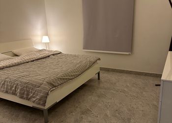 شاليه بمسطح اخضر وجلسة خارجية