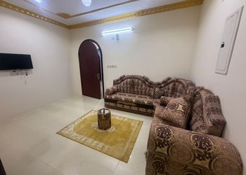 شقة بصالة جلوس وغرفتين نوم 