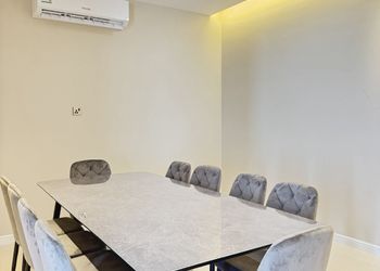 شاليه بمجلس مطل على مسبح داخلي