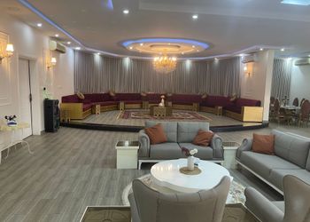 شاليه بجلسة خارجية ومسطح اخضر