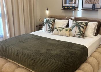 استديو بأثاث مريح وبسيط 