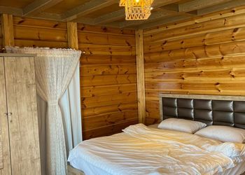 كوخ بثلاث غرف نوم ومسبحين 