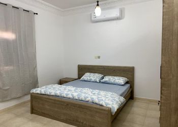 شقة بغرفتين نوم وصالة مريحة 
