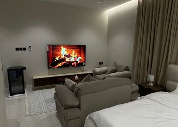 استديو بأثاث مريح وبسيط 