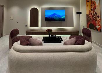 شقة بصالة أنيقة وغرفتين نوم 