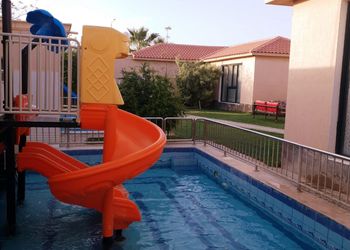 شالية بجلسة خارجية ومسبح 