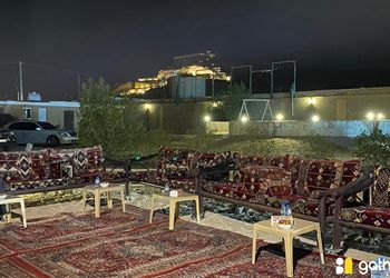 استراحة بجلسة خارجية ومسطح اخضر