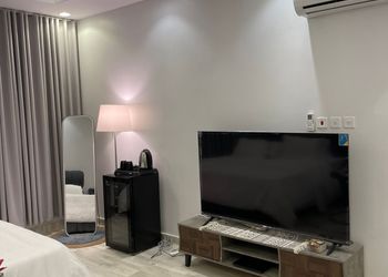 استديو بأثاث مريح وبسيط 