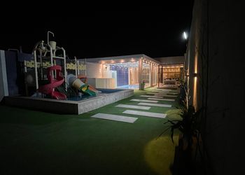 شاليه بمسبح داخلي وجلسة خارجية 