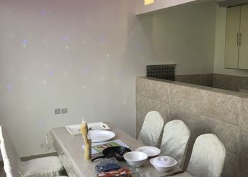 شالية بجلسة مطلة على مسبح 