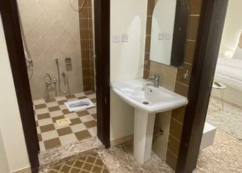 استديو بأثاث مريح وبسيط 