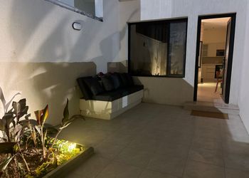 استديو بسرير ماستر  وجلسة جانبية