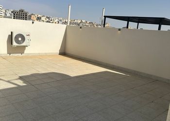 شقة بصالة وثلاث غرف نوم
