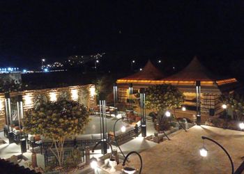 مزرعة بمسطح اخضر وجلسة