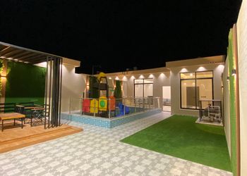 شاليه بمسطح اخضر وجلسة خارجية
