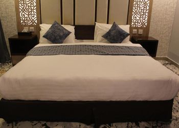 غرفة بأثاث مريح وبسيط