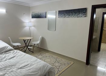 استديو بأثاث مريح وبسيط 