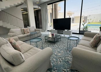 شاليه بصالة مريحة مطلة على المسبح