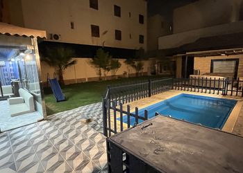 شاليه بصالة مطلة على المسبح 