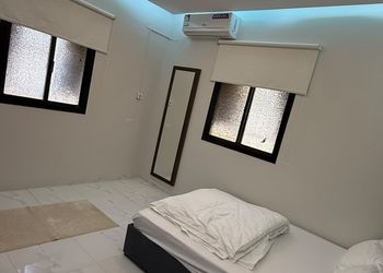 شقة بصالة مريحة وغرفة نوم 