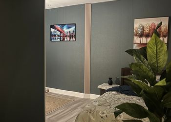 استديو بأثاث مريح وبسيط 