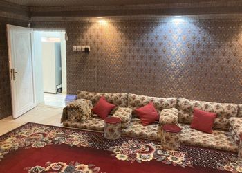 شقة بغرفة معيشة وغرفتين نوم 